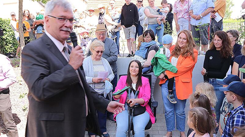 Einweihung der neuen Kindertagesst&auml;tte in Memmelsdorf: Eine Treppe wurde ihr zum Verh&auml;ngnis. Kita-Leiterin Stefanie Bayersdorfer nahm sitzend Pr&auml;sente f&uuml;r das Personal von B&uuml;rgermeister Helmut Dietz entgegen.