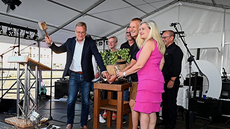 Zweiter Versuch: OB Andreas Starke und Melanie Huml sowie Festwirt Josef Badum am Ersatzhahn bei der Er&ouml;ffnung der Sandkerwa 2024