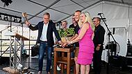 Zweiter Versuch: OB Andreas Starke und Melanie Huml sowie Festwirt Josef Badum am Ersatzhahn bei der Eröffnung der Sandkerwa 2024