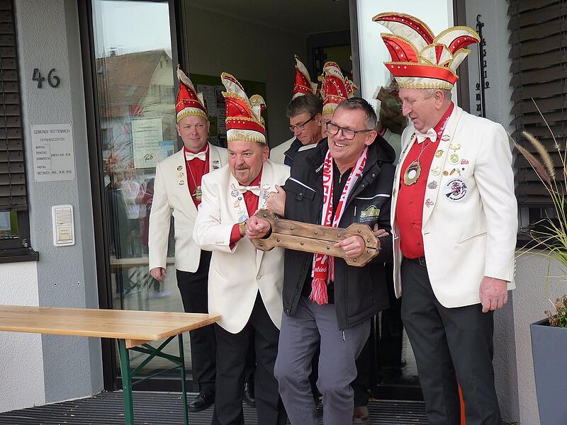 Der Putsch war erfoglreich, der ehemalige Regent wird in Ketten und unter dem Jubel des Volkes aus seinem Refugium entferntRathaussturm Besenbinder