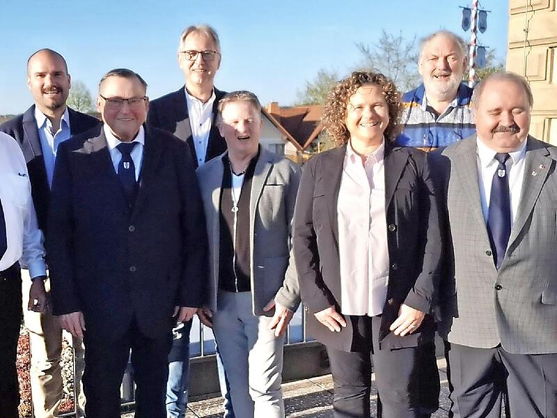 Sie wurden in der letzten Sitzung der Gemeinderats verabschiedet (von links): B&uuml;rgermeister Jochen Weber, Klaus Kr&uuml;gl, Dirk Fischer, Roland Braun, Hans-Georg Borchert, Ralf Hirle, Katja Ament, Roland Ponsel, Ralph Herbst.