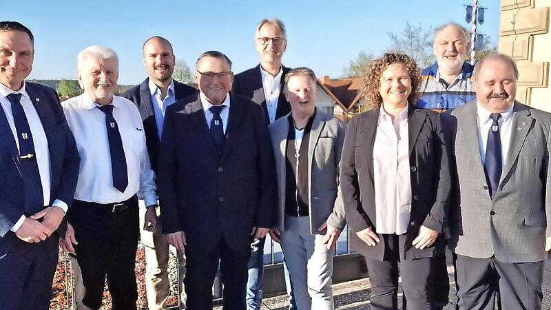 Sie wurden in der letzten Sitzung der Gemeinderats verabschiedet (von links): B&uuml;rgermeister Jochen Weber, Klaus Kr&uuml;gl, Dirk Fischer, Roland Braun, Hans-Georg Borchert, Ralf Hirle, Katja Ament, Roland Ponsel, Ralph Herbst.