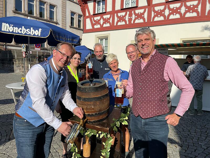 Offizieller Anstich im &bdquo;Museumswinkel&ldquo;. Foto vom Altstadtfest 2025: