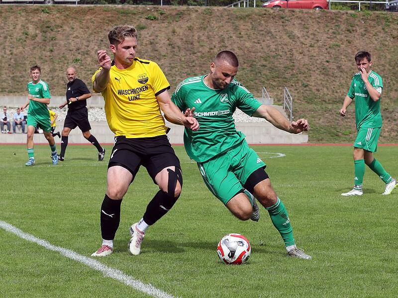 Zweikampf der beiden Spielertrainer Sebastian Kruppa (TSV Breitengüßbach, links) und Kevin Fuhrmann (SC Heiligenstadt).