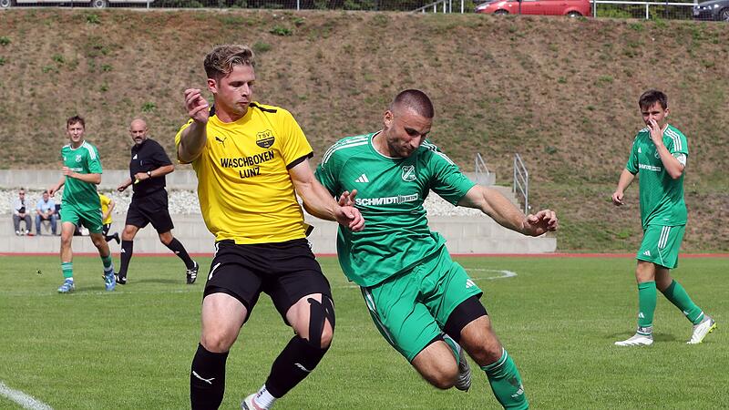 Zweikampf der beiden Spielertrainer Sebastian Kruppa (TSV Breitengüßbach, links) und Kevin Fuhrmann (SC Heiligenstadt). Zweikampf der beiden Spielertrainer Sebastian Kruppa (TSV Breitengüßbach, links) und Kevin Fuhrmann (SC Heiligenstadt).