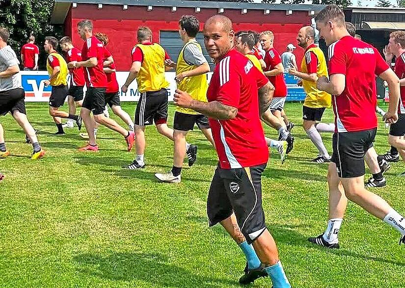 Die Jungfernfahrt als Coach hat Claudio de Jesus Sabino längst hinter sich. FC Nordhalben Die Jungfernfahrt als Coach hat Claudio de Jesus Sabino längst hinter sich. FC Nordhalben