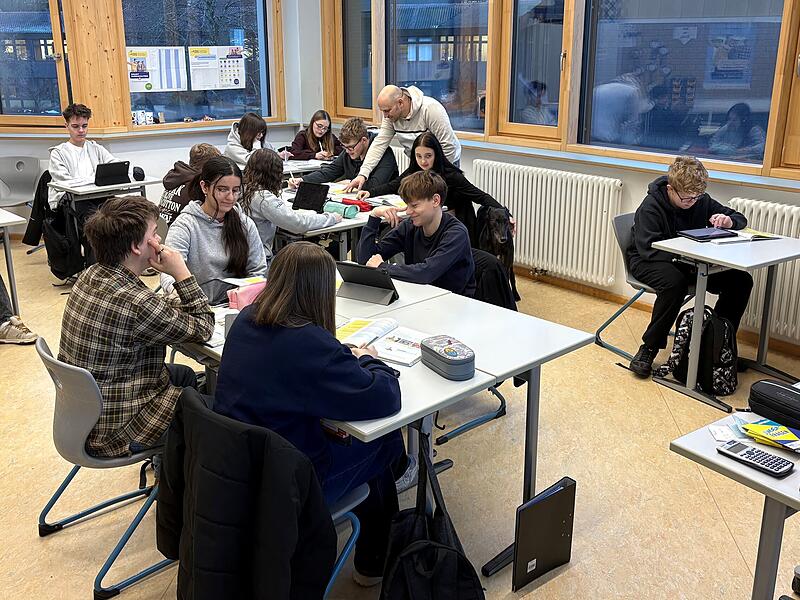 Die Klasse 8bG von Klassenlehrer Alexander Kociper mit seinem Schulhund Charlie.