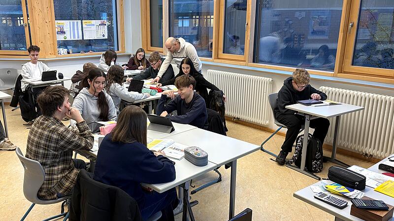 Die Klasse 8bG von Klassenlehrer Alexander Kociper mit seinem Schulhund Charlie.