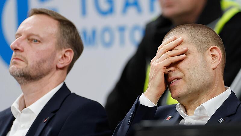 Bambergs Trainer Oren Amiel (rechts) kann nicht mehr hinsehen, während sein Assistent Arne Woltmann ernüchtert dreinblickt, als die Mannschaft in den Schlussminuten das Frankenderby aus der Hand gab.Bamberg Baskets: Bilder des Jahres 2023