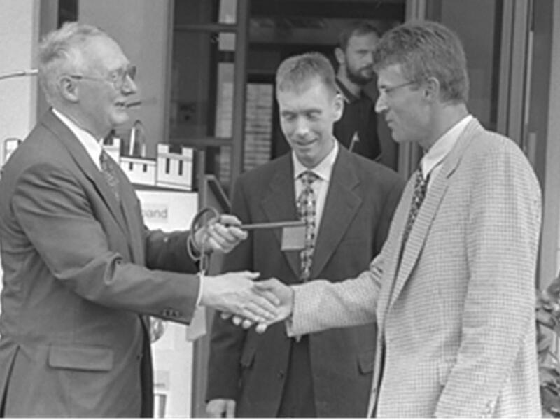 Bürgermeister Arnold Zeller (l.) händigte 1988 dem jungen Burkhard Oschmann den symbolischen Schlüssel für eine künftige, moderne Kläranlage aus, den der damalige Beamtenanwärter 32 Jahre in Händen hielt.