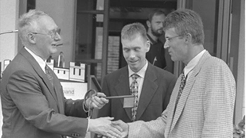 B&uuml;rgermeister Arnold Zeller (l.) h&auml;ndigte 1988 dem jungen Burkhard Oschmann den symbolischen Schl&uuml;ssel f&uuml;r eine k&uuml;nftige, moderne Kl&auml;ranlage aus, den der damalige Beamtenanw&auml;rter 32 Jahre in H&auml;nden hielt.