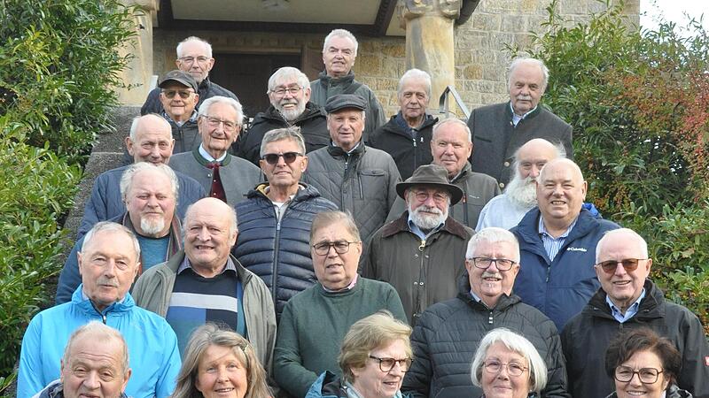 Diese Frauen und Männer gehörten dem Gründungsjahrgang der ehemaligen Berufsaufbauschule Hofheim an. Nach 54 Jahren trafen sie sich in Kraisdorf zu einem Wiedersehen.