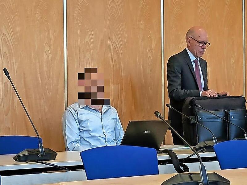 Ein 34-J&auml;hriger soll bei einem Musikfestival im Landkreis Lichtenfels im Jahr 2025 einen Mann mit einer Lik&ouml;rflasche auf den Kopf geschlagen haben. Das Landgericht verhandelt nun wegen versuchten Mordes.