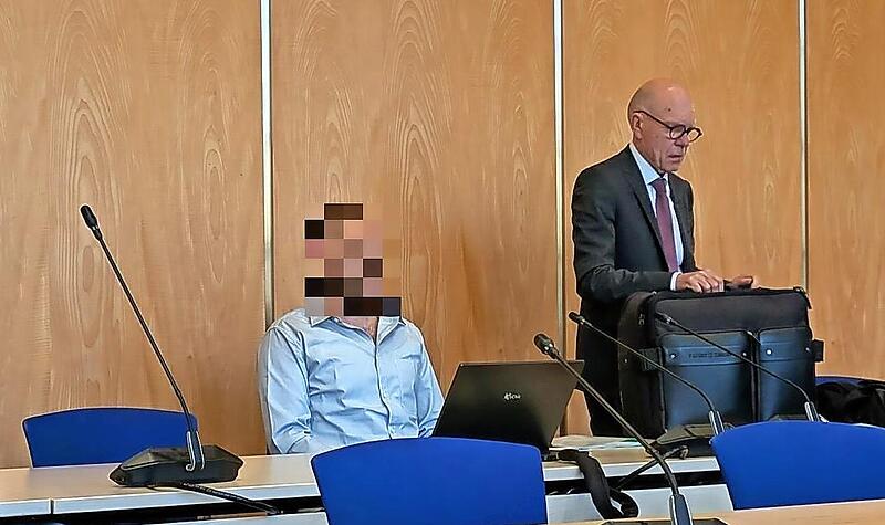 Ein 34-J&auml;hriger soll bei einem Musikfestival im Landkreis Lichtenfels im Jahr 2025 einen Mann mit einer Lik&ouml;rflasche auf den Kopf geschlagen haben. Das Landgericht verhandelt nun wegen versuchten Mordes.