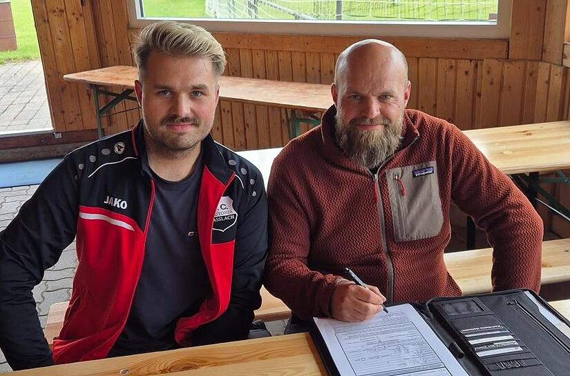 Vorsitzender Erik Noah Wagner und Andreas Scherbel (rechts) bei der Unterschrift. Vorsitzender Erik Noah Wagner und Andreas Scherbel (rechts) bei der Unterschrift.