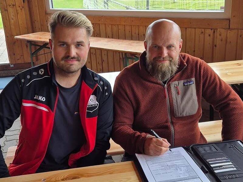 Vorsitzender Erik Noah Wagner und Andreas Scherbel (rechts) bei der Unterschrift.