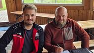 Vorsitzender Erik Noah Wagner und Andreas Scherbel (rechts) bei der Unterschrift.
