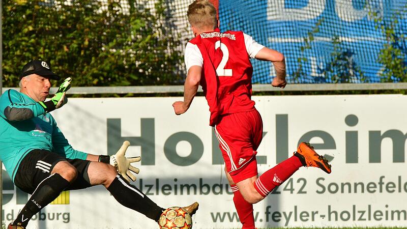 Nach dieser Szene stand es 1:1-Unentschieden: Der Altenkunstadter Manuel Schiwatsch (rechts) &uuml;berwindet den Burgkunstadter Torwart Holger Aum&uuml;ller.