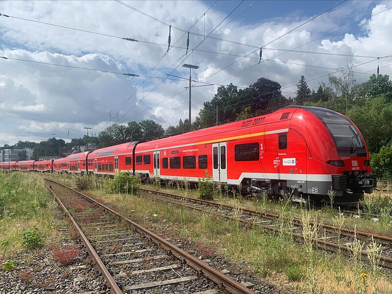 Am ehemaligen Güterbahnhof in Coburg parkt die Deutsche Bahn zurzeit die neuen Züge vom Typ Desiro HC, die ab Dezember auf den Linien des Franken-Thüringen-Express fahren. Am ehemaligen Güterbahnhof in Coburg parkt die Deutsche Bahn zurzeit die neuen Züge vom Typ Desiro HC, die ab Dezember auf den Linien des Franken-Thüringen-Express fahren.