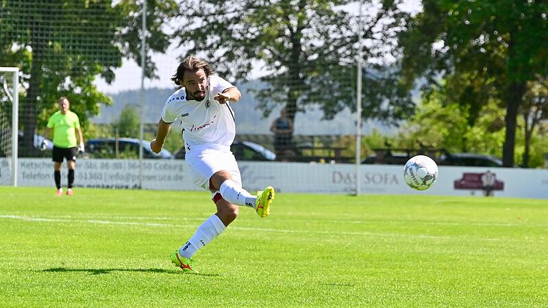 Zieht einfach mal ab: Lovis Pietsch erzielte kurz vor Schluss das 3:1 für die Ebersdorfer gegen den FC Oberhaid.