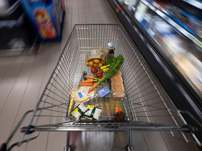 Einkaufswagen mit Lebensmitteln