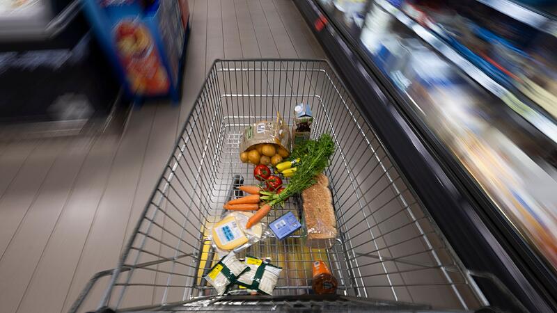 Einkaufswagen mit Lebensmitteln Einkaufswagen mit Lebensmitteln