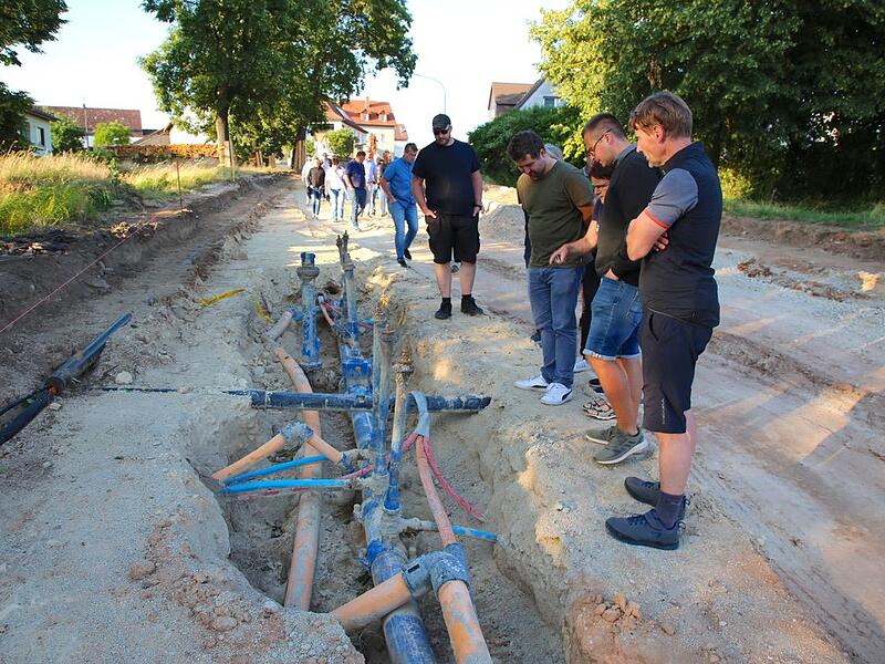 Gemeinderat Itzgrund: Rundfahrt mit Baustellenbesichtigung und Beratung: Über und untereinander wurden einst die Versorgungsleitungen in der Coburger Straße in Kaltenbrunn verlegt. Dabei entstandene Hohlräume, wie hinten zu sehen, wurden nicht ver...