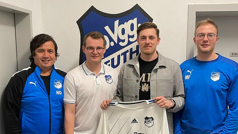 Von links nach rechts: Norbert Dennerlein und Andreas Leikam, Abteilungsleitung, der neue Trainer der SpVgg Reuth, Andre Jerundow, und Sportvorstand Manuel Felbinger