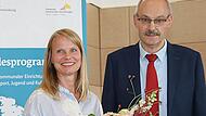 Zum Dank für ihre Arbeit als Vorsitzender des Bauausschusses bekam die dritte Bürgermeisterin Bettina Bonengel (links) von Bürgermeister Fridolin Zehner (rechts) einem Blumenstrauß.