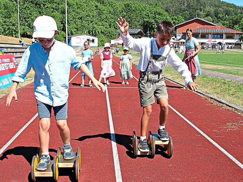 Beim Laufen mit dem Pedalo wurde der Gleichgewichtssinn trainiert. Beim Laufen mit dem Pedalo wurde der Gleichgewichtssinn trainiert.