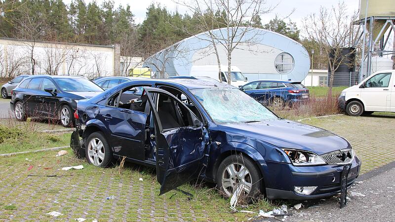 Besonders krasser Fall: Dieser Pkw steht seit fast zwei Jahren auf dem Pendlerparkplatz Oberthulba, mittlerweile ist er komplett demoliert worden. Bis Ende April l&auml;uft eine letzte Frist zur Beseitigung.