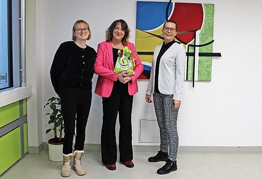 Bei der Spendenübergabe (v. l.): Julia Ismiroglou (Kinderschutzbund), Susanne Schmidt (Rektorin EGF) und Diana Könitzer (Geschäftsführung Kinderschutzbund) als Spendenbeauftragte der Kreisarbeitsgemeinschaft