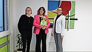 Bei der Spendenübergabe (v. l.): Julia Ismiroglou (Kinderschutzbund), Susanne Schmidt (Rektorin EGF) und Diana Könitzer (Geschäftsführung Kinderschutzbund) als Spendenbeauftragte der Kreisarbeitsgemeinschaft