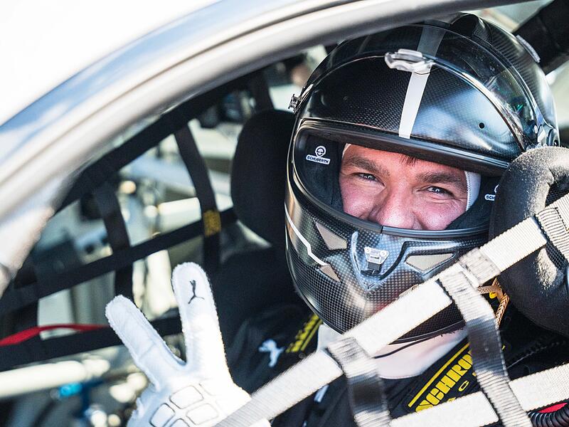 Hatte sichtlich Spa&szlig; im Auto des BMW M2 Cup: Der N&uuml;rnberger DTM-Kommentator Tobias Schimon.