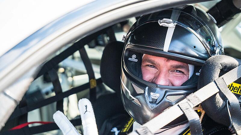Hatte sichtlich Spa&szlig; im Auto des BMW M2 Cup: Der N&uuml;rnberger DTM-Kommentator Tobias Schimon.
