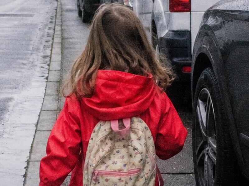 Mädchen rennt in Coburg auf Straße Mädchen rennt in Coburg auf Straße