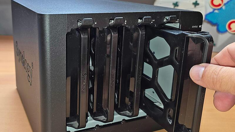 In meinem Büro verrichtet schon seit einigen Jahren ein NAS von Synology seinen Dienst. Vier Festplatten passen rein, die ohne Werkzeug getauscht werden können.