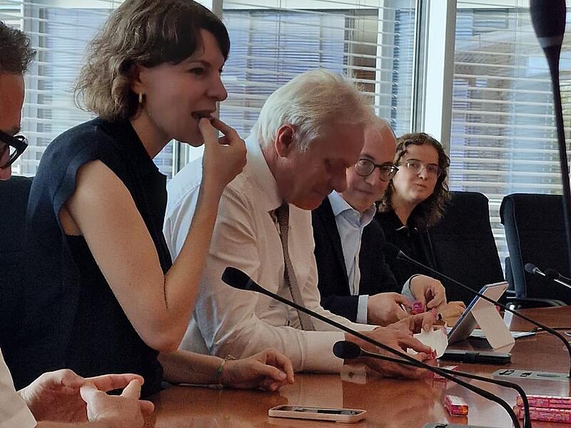 MdB Emmi Zeulner und Bundesminister Alois Rainer lassen sich den „Locoriegel“ schmecken. MdB Emmi Zeulner und Bundesminister Alois Rainer lassen sich den „Locoriegel“ schmecken.