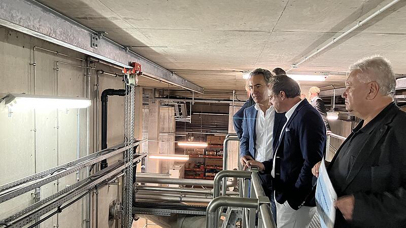 Bei der Übergabe des Förderbescheids stand auch eine Besichtigung der Kläranlage Erlangen an. Bei der Übergabe des Förderbescheids stand auch eine Besichtigung der Kläranlage Erlangen an.