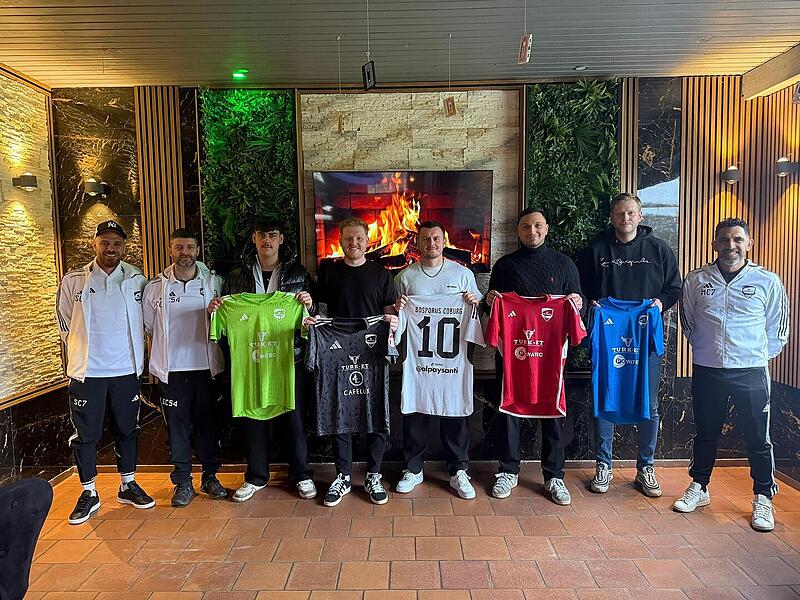 Die Verantwortlichen des SV Bosporus mit ihrem neuen Quintett (v.l.): Malek Younes, Daniel Rutz, Florian Rothaug, Kayra Cebecioglu und Miguel Malaj.