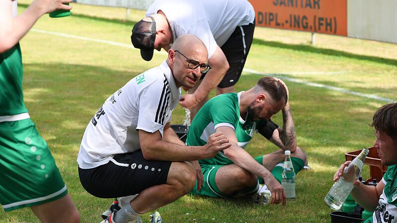 Im Schatten nutzt der Friesener Trainer Frederic Martin die Halbzeitpause, um seine Mannschaft neu einzustellen.
