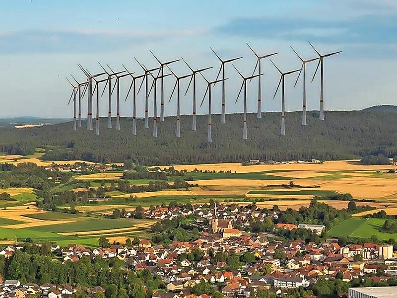 Vor den Auswirkungen des geplanten Windparks im Mainecker Forst warnt eine Bürgerinitiative mit dieser Visualisierung.