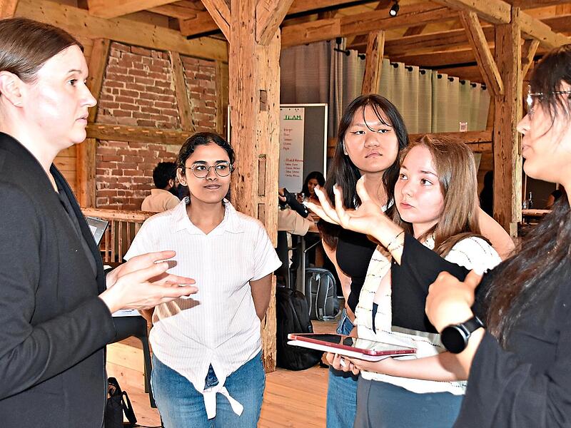 Prof. Dr. Rebecca Preller im Gespräch mit den Studierenden. Prof. Dr. Rebecca Preller im Gespräch mit den Studierenden.