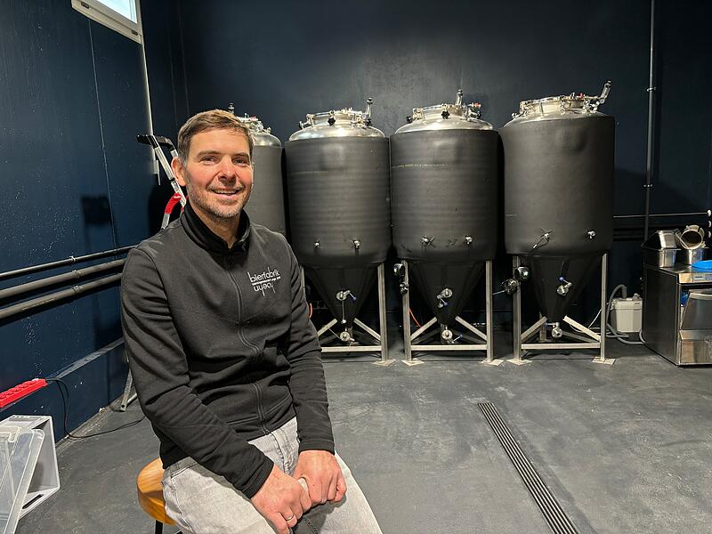 Mathias Hoehn vor den Lagertanks, in denen seine Biere reifen Mathias Hoehn vor den Lagertanks, in denen seine Biere reifen