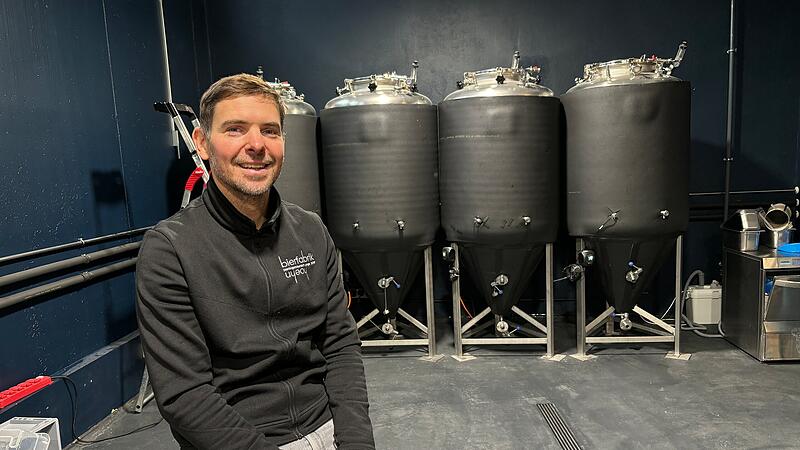 Mathias Hoehn vor den Lagertanks, in denen seine Biere reifen