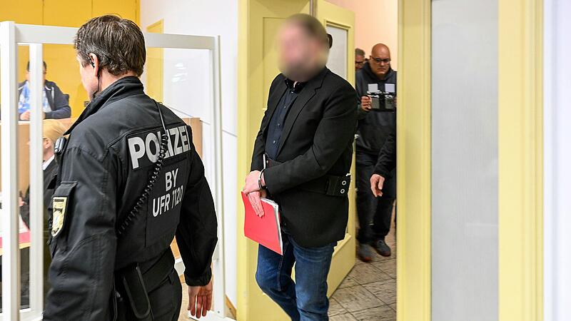 Der Angeklagte Kai K., Kopf der Gemeinschaft "Go&amp;Change", betritt am Montag das Gericht in Schweinfurt.