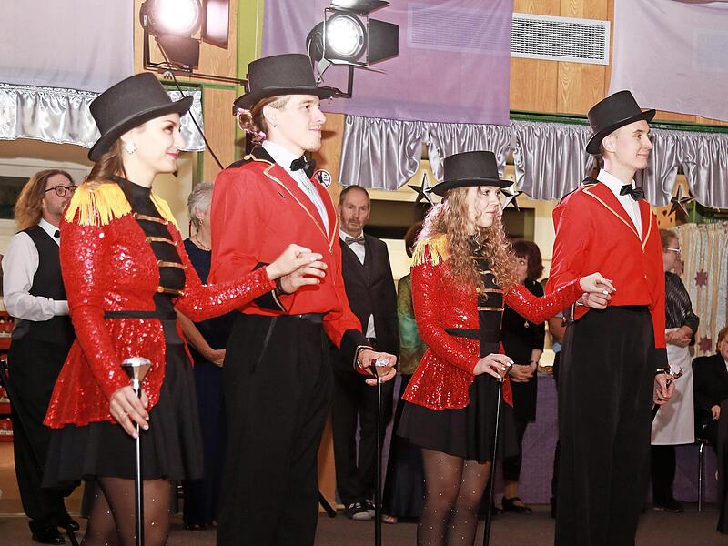 Die Lateinshow entf&uuml;hrt in den Zirkus.