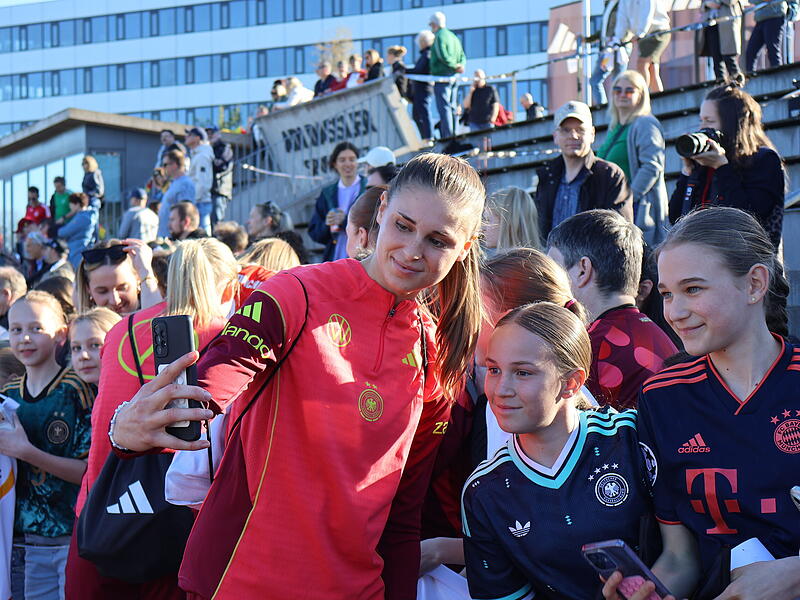 Die DFB-Frauen, in diesem Fall Jule Brand, nehmen sich nach dem Training Zeit f&uuml;r Selfies und Autogramme.