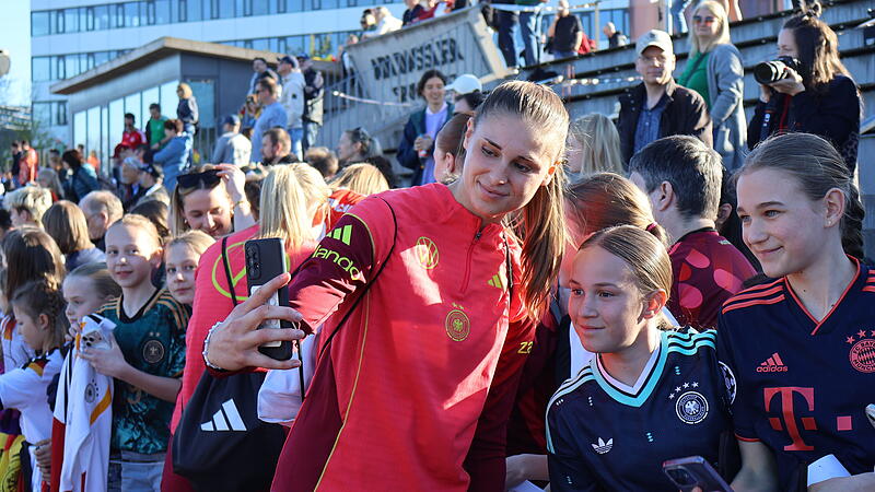 Die DFB-Frauen, in diesem Fall Jule Brand, nehmen sich nach dem Training Zeit f&uuml;r Selfies und Autogramme.