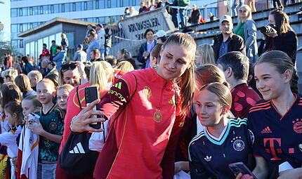 Die DFB-Frauen, in diesem Fall Jule Brand, nehmen sich nach dem Training Zeit f&uuml;r Selfies und Autogramme.